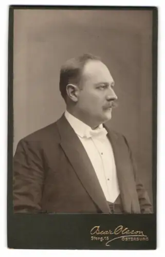 Fotografie Oscar Olsson, Östersund, Storg. 15, Porträt eines eleganten Herrn