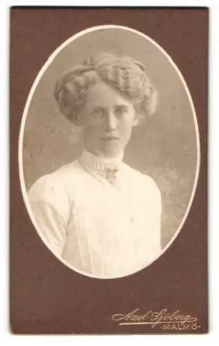 Fotografie Axel Sjöberg, Malmö, Porträt einer Frau in ovalem Passepartout