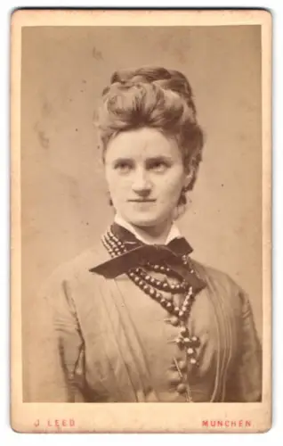 Fotografie J. Leeb, München, Schönefeldstrasse 18, Porträt einer Dame