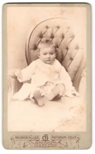 Fotografie Friedrich Müller, München, Kaufingerstrasse 21 / 22, Kleinkind auf grossem Sessel