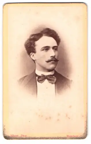 Fotografie J. Albert, München, Porträt eines eleganten Herrn