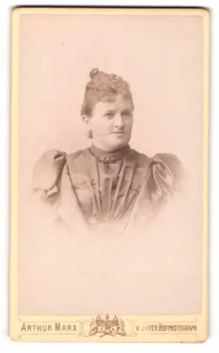 Fotografie Arthur Marx, München, Residenzstrasse 12, Elegante Dame mit Hochsteckfrisur
