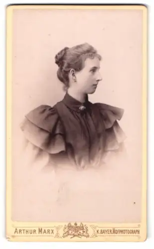Fotografie Arthur Marx, München, Residenzstrasse 12, Porträt einer Frau im Profil