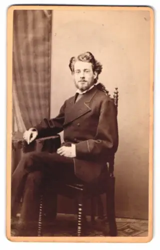 Fotografie H.A. Dietz, München, Sendlingerthorplatz 6, Porträt eines eleganten Herrn