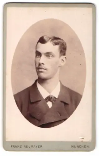 Fotografie Franz Neumayer, München, Neuhauserstr. 29, Porträt eines eleganten Herrn