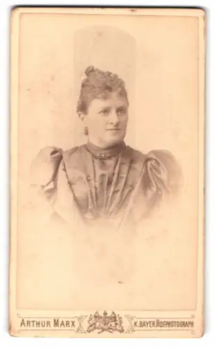 Fotografie Arthur Marx, Frankfurt a. M., Kaiserstrasse 1, Porträt einer Dame