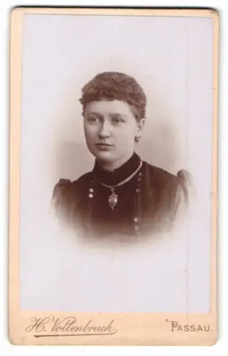 Fotografie H. Vollenbruck, Passau, Rindermarkt, Porträt einer Frau mit Halskette