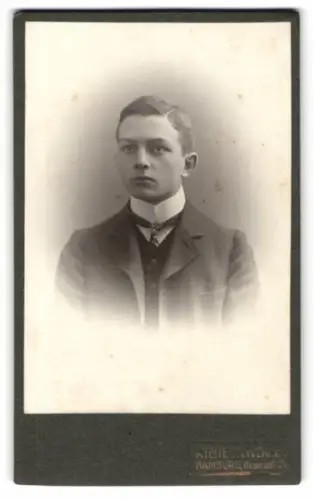 Fotografie Atelier R. Werner, Hamburg, Neuerwall 34, Porträt eines jungen Mannes