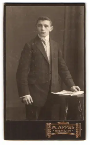 Fotografie M. Appel, Berlin, Neue Königstr. 1, Junger Mann im Anzug