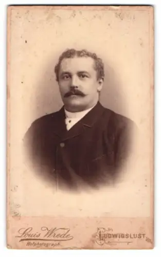 Fotografie Louis Wrede, Ludwigslust, Schweriner Str. 26 & 28, Porträt eines Mannes mit Schnurrbart