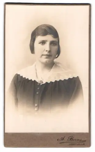 Fotografie A. Berns, Uddevalla, Porträt einer Frau mit Spitzenkragen