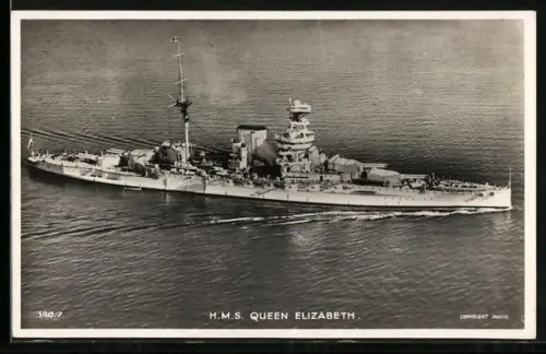 AK Kriegsschiff HMS Queen Elizabeth auf See