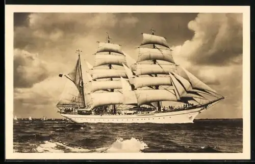 AK Deutsches Segelschulschiff unter vollen Segeln