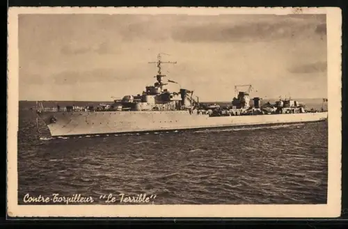 AK Französisches Kriegsschiff Terrible vor einer Küste