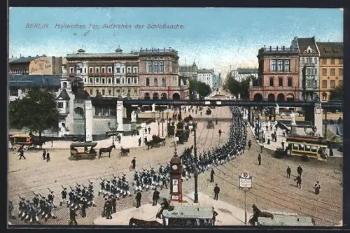 AK Berlin-Kreuzberg, Aufziehen der Schlosswache am Halleschen Tor, Strassenbahn