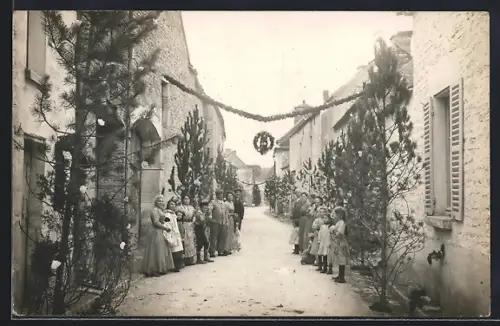 Foto-AK Commissey, Rue décorée avec des habitants posant pour une photo de fête