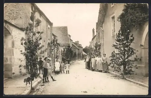 Foto-AK Commissey, Rue Basse avec villageois et arbres décoratifs