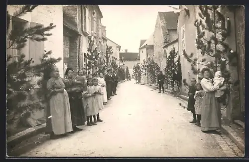 Foto-AK Commissey, Rue Haute décorée avec des villageois posant devant des sapins