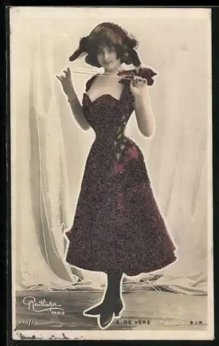 Glitzer-Perl-AK Junge Dame in glitzerndem Kleid