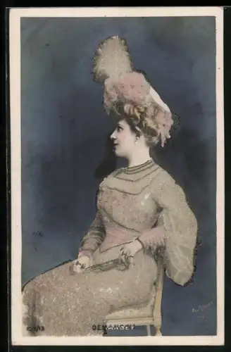 Glitzer-Perl-AK Elegante Dame mit federgeschmücktem Hut