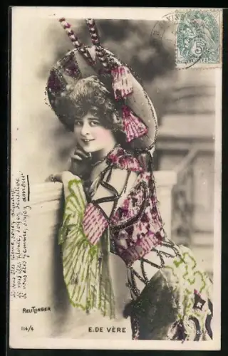 Glitzer-Perl-AK Hübsche Frau mit Hut