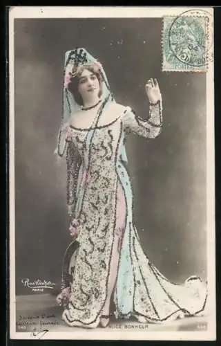 Glitzer-Perl-AK Hübsche Dame mit glitzerndem Kleid