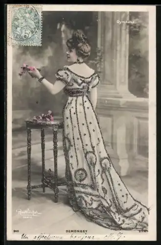 Glitzer-Perl-AK Hübsche Dame an einem Tisch