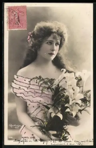 Glitzer-Perl-AK Hübsche Frau mit Blumenstrauss