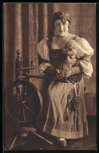 AK Frau in Tracht am Spinnrad