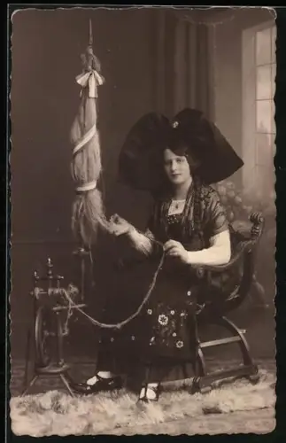 AK Frau in Tracht beim Flachsspinnen