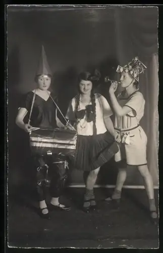 Foto-AK Drei junge Frauen in Verkleidungen mit Instrumenten