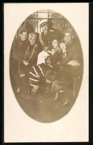 Foto-AK Frauen und Männer in Verkleidungen beim Fasching