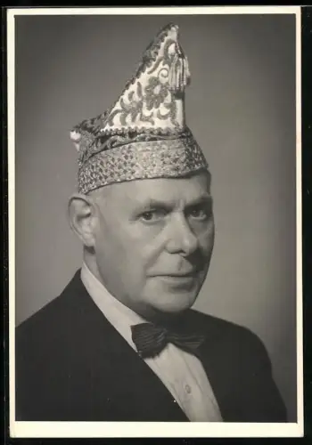 AK Mann im Anzug mit Faschingshut