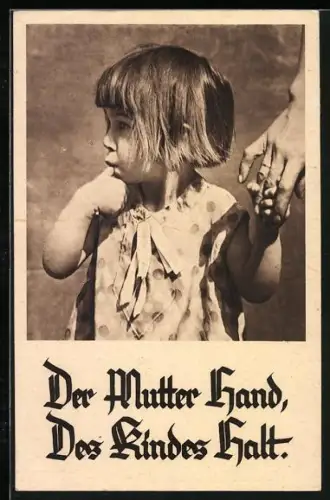 AK Kleines Kind hält mit dem Daumen im Mund die Hand der Mutter, Spruch zum Muttertag