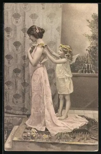 AK Engel legt einer Frau Blumen über die Schulter