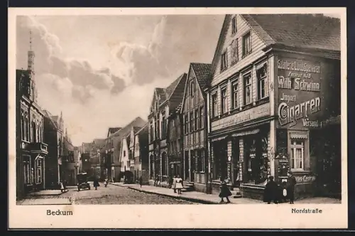 AK Beckum / Westf., Nordstrasse mit Geschäft von Wilhelm Schwinn und Passanten