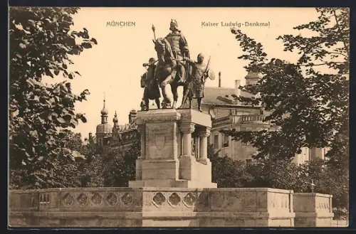 AK München, Denkmal auf dem Kaiser-Ludwig-Platz