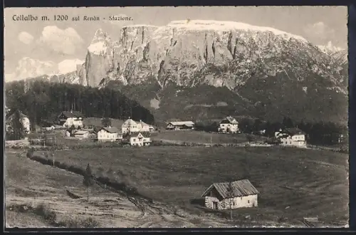 AK Collalbo, Ortsansicht aus der Vogelschau gegen das Gebirge