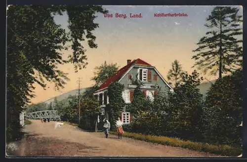 AK Wuppertal-Cronenberg, Strasse am Restaurant Langensiepen mit Kohlfurtherbrücke, Bergisches Land