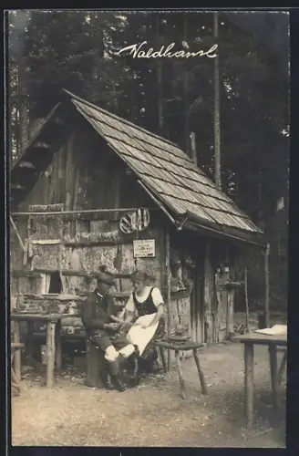 AK Mariazell, Waldhansl, Holzhütte mit Paar in Tracht
