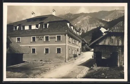 AK Seewiesen /Stmk., Gasthof zur Post mit Strasse u. Bergpanorama