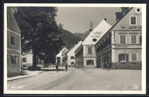 AK Aflenz /Stmk., Strassenpartie mit Gasthof Franz Karlon und Bergpanorama