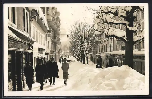 AK Mariazell, Strassenpartie mit Geschäften und aufgehäuftem Schnee