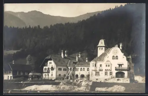 AK Gusswerk, Ortsansicht mit Waldpanorama