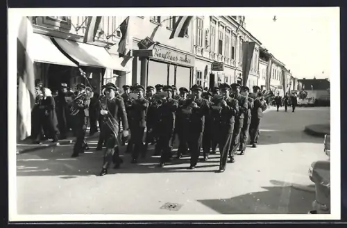 AK Zistersdorf, Musikkapelle vor dem Kaufhaus Kowarik