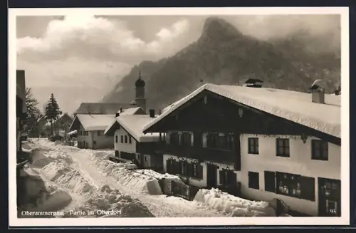 AK Oberammergau, Schneepartie im Oberdorf mit Blick auf den Kofel