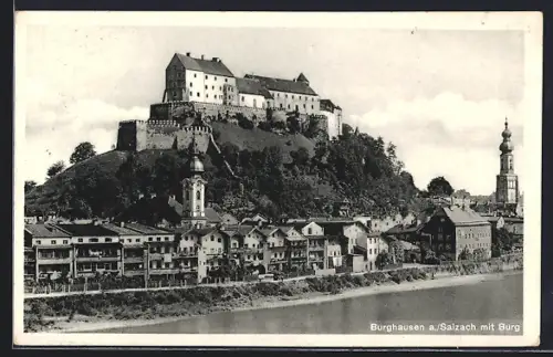 AK Burghausen a. Salzach, Ortspanorama mit Burg vom Wasser aus