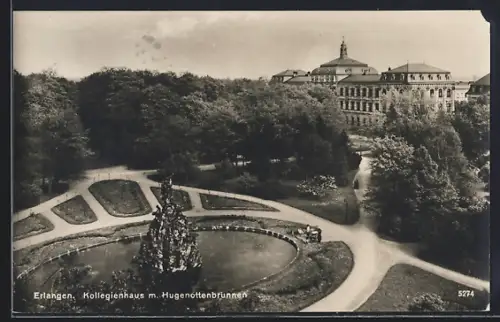 AK Erlangen, Kollegienhaus mit Hugenottenbrunnen aus der Vogelschau