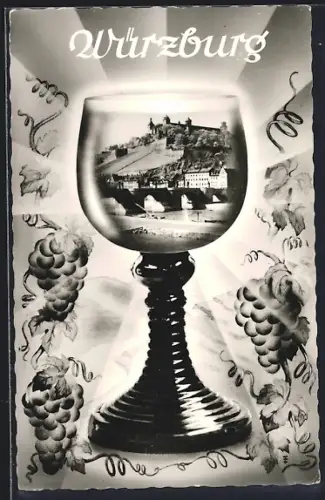 AK Würzburg, Mainbrücke & t in einem Weinglas mit Weintrauben
