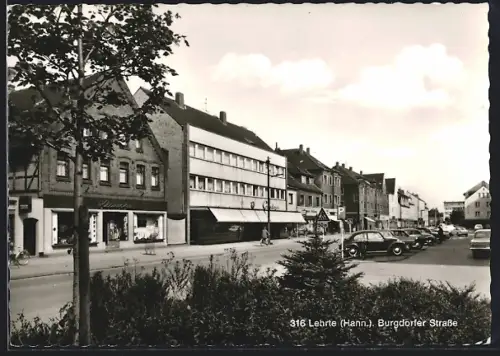 AK Lehrte /Hann., Burgdorfer Strasse mit Parkplatz und Geschäften